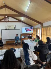 Docente de la escuela Pukllasunchis en clase con los estudiantes uniquindianos