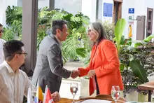 VISITA EMBAJADA