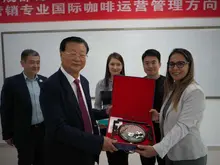 La UQ amplía sus conexiones: se firma un nuevo acuerdo con Chengdu Jincheng College