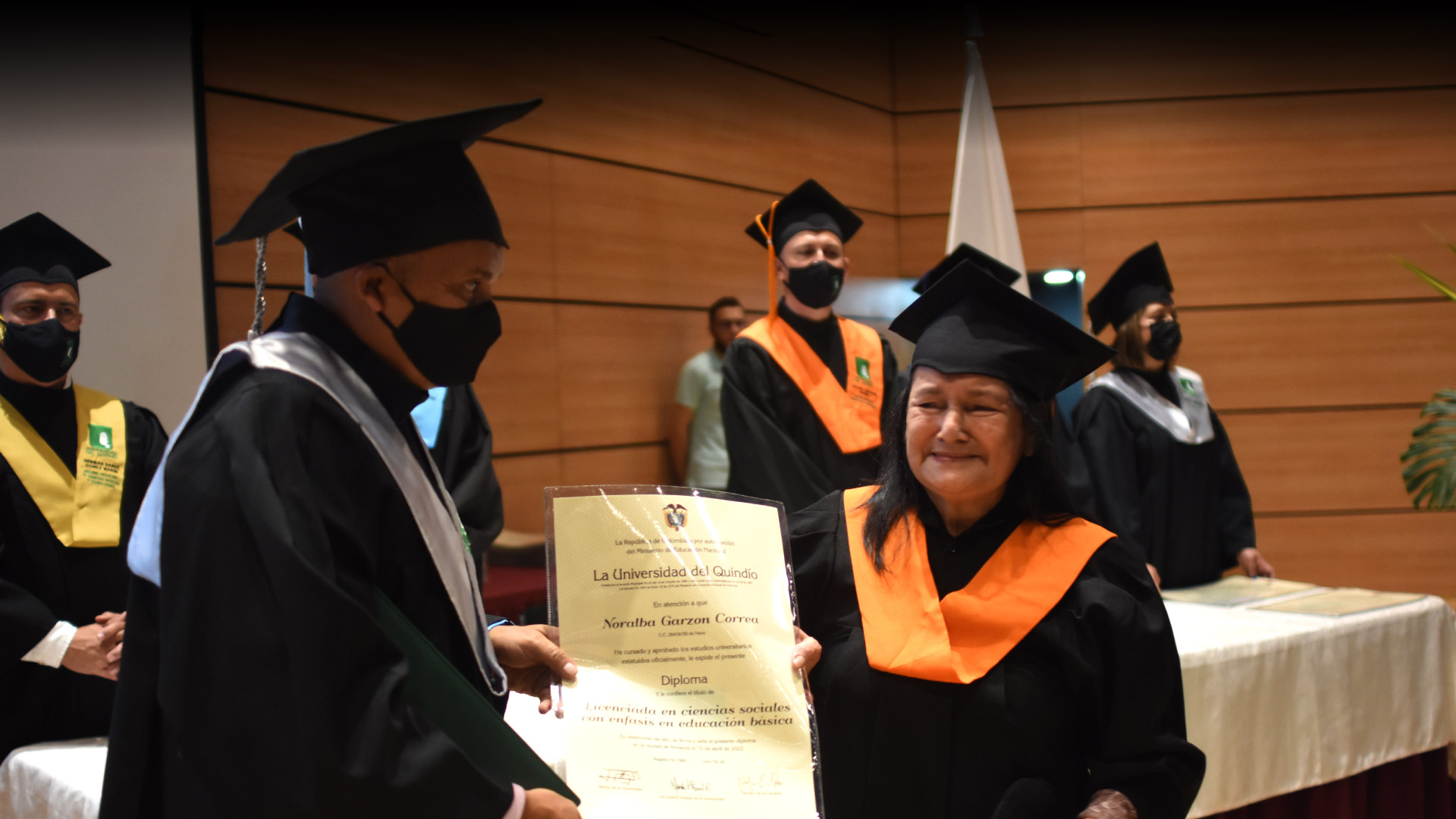 Uniquindiana alcanza título universitario a sus 77 años