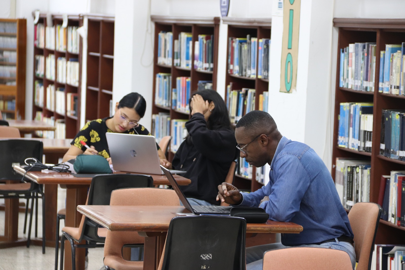 Biblioteca CRAI servicio whatsapp 2 Biblioteca CRAI servicio whatsapp 2