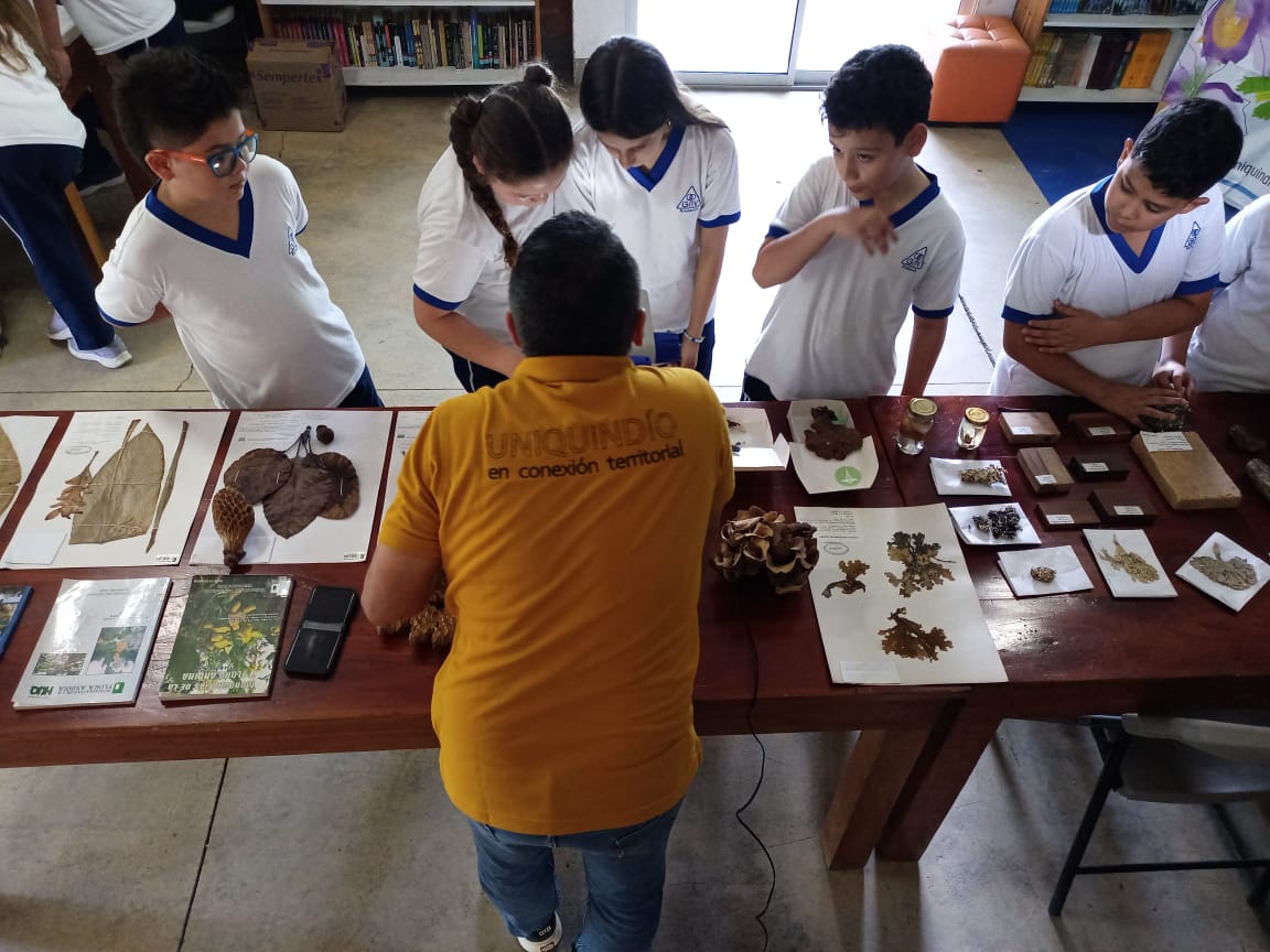 Promoviendo la investigación: el Herbario y la colección Ornitológica de la UQ participaron en feria de la ciencia en Roldanillo Promoviendo la investigación: el Herbario y la colección Ornitológica de la UQ participaron en feria de la ciencia en Roldanillo